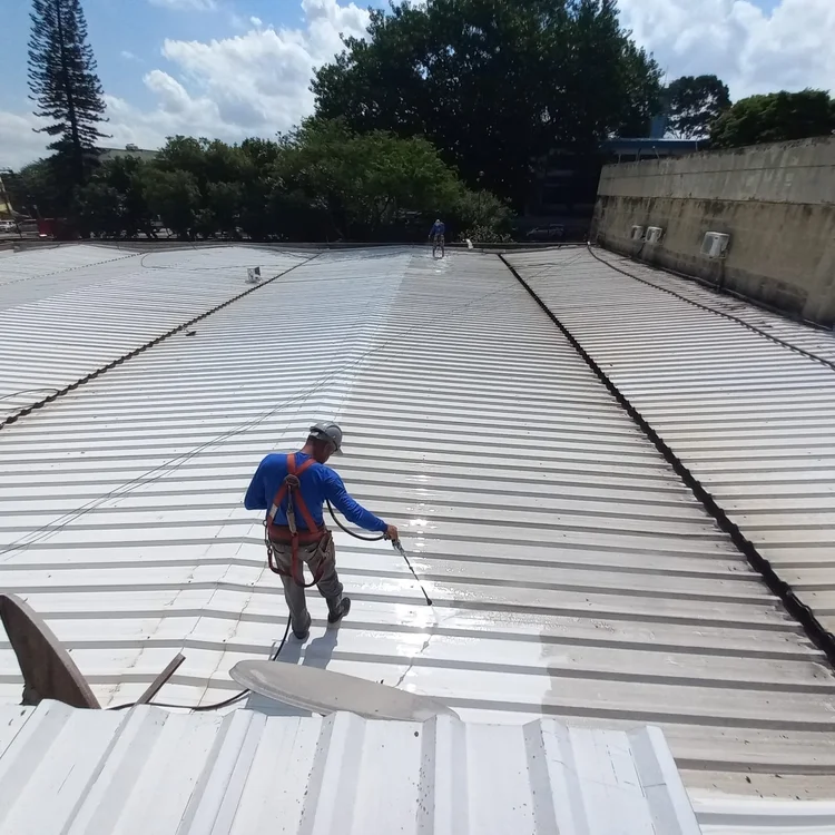 Hidrojateamento em telhado