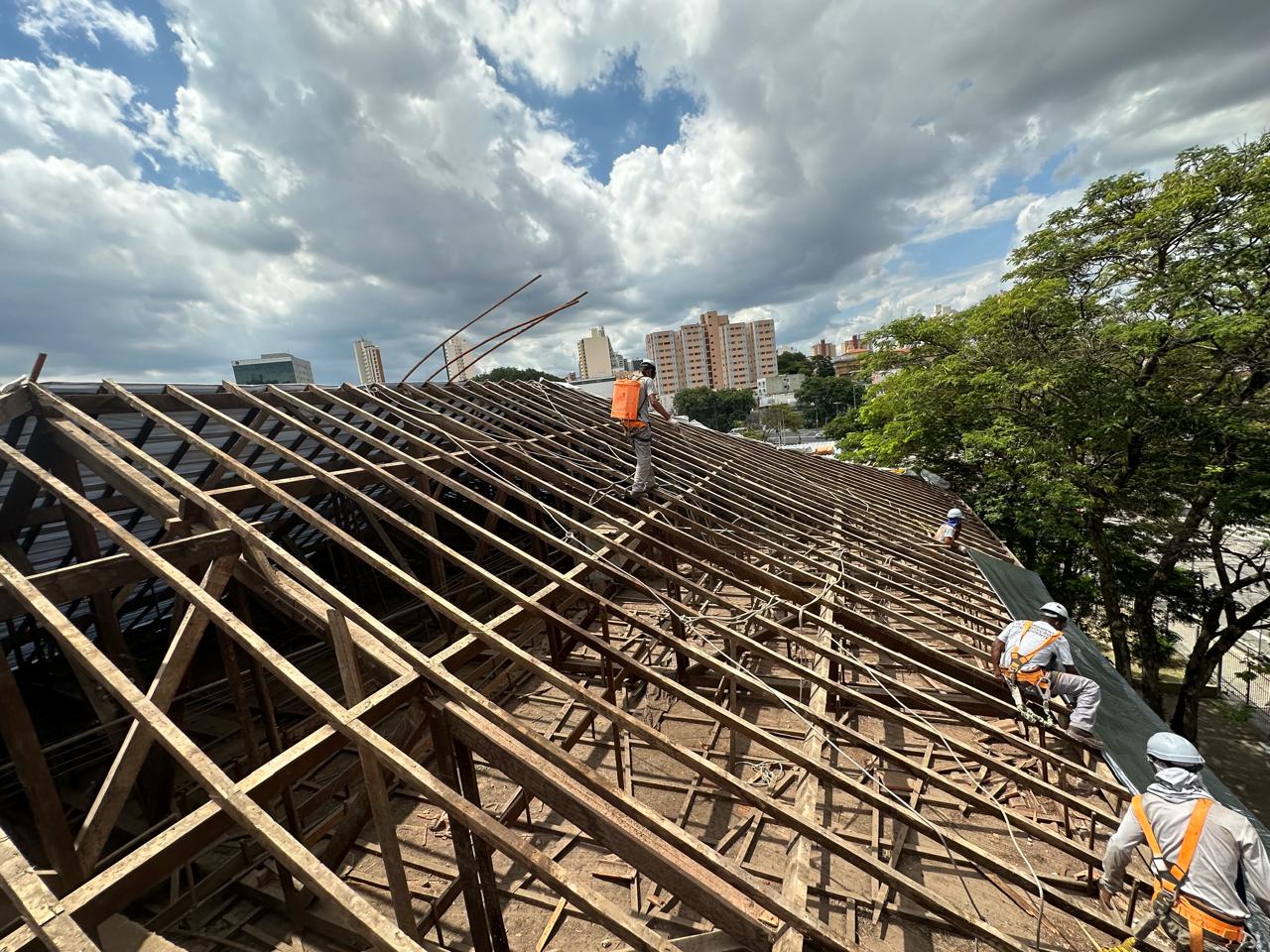 Equipe realizando reparo de telhado
